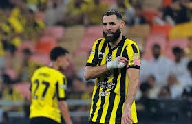 心理战术：扎金花中如何通过眼神和动作误导对手？（心理博弈：在扎金花中如何用眼神与肢体语言迷惑对手？）